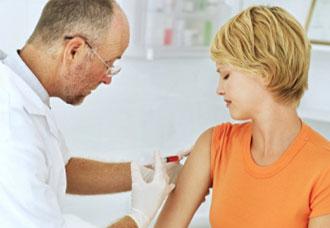 Dcctor administers flu shot