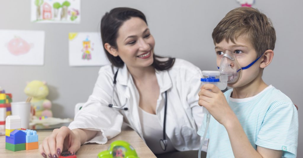 Picture of a doctor and patient with inhaling mask.